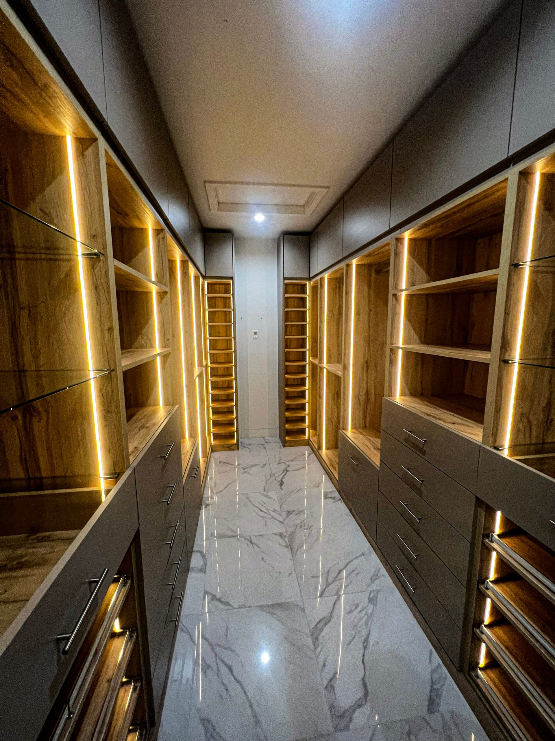 Custom walk-in closet zoning detail